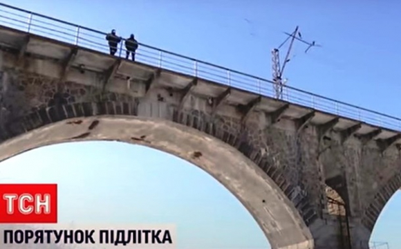 Хлопець стрибнув з 30-метрового мосту після сварки з дівчиною. ВІДЕО