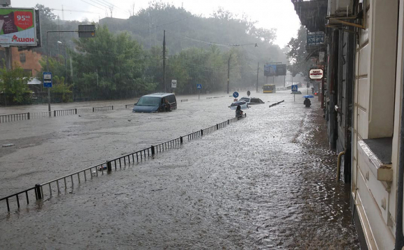 У Львівській області через сильний дощ затопило вулиці. ВІДЕО