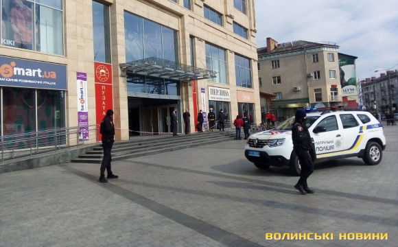 Через підозрілий предмет у Луцьку евакуювали людей з ЦУМу. ФОТО