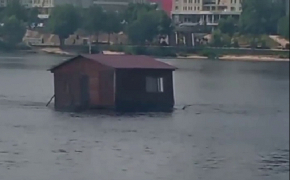 Морська прогулянка: посеред Дніпра плаває будинок. ВІДЕО