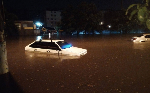 Дерева попадали, а літаки повернулися назад: у Одесі масштабний потоп. ВІДЕО