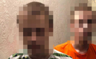 Встромили ніж у спину: двоє 15-річних братів близнюків напали на жінку