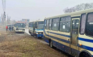 Росіяни автобусами вивозять українців з області. ВІДЕО