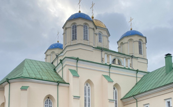 У монастирі на заході України знайшли агітаційні листівки об'єднання Медведчука. ФОТО