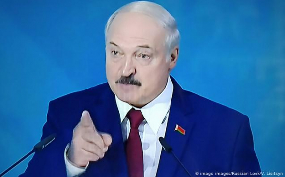 Лукашенко розкритикував смартфони і закликав перейти на кнопкові