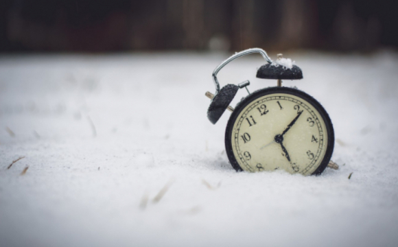 Коли в Україні переводять годинник на зимовий час