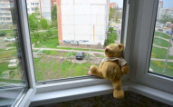 У селі на заході України з вікна третього поверху випали двоє дітей