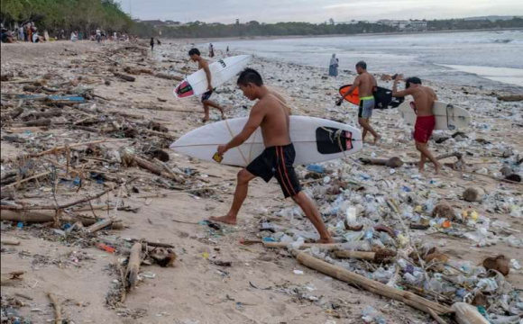Елітний пляж на Балі засипало пластиком з океану. ФОТО