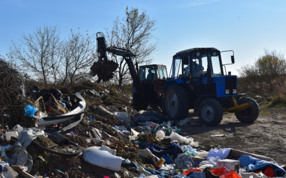 Гори сміття: на Волині «Нова пошта» влаштувала сміттєзвалище