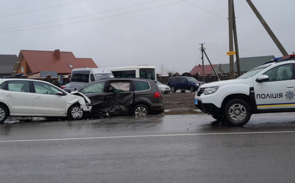 Поблизу Луцька зіткнулись два авто: рух дорогою ускладнений