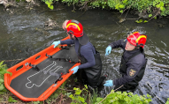Біля спортивної школи у річці знайшли тіло чоловіка