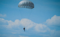 Під час навчального стрибка з парашутом загинув 19-річний курсант