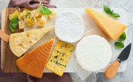 Кому заборонено їсти сир