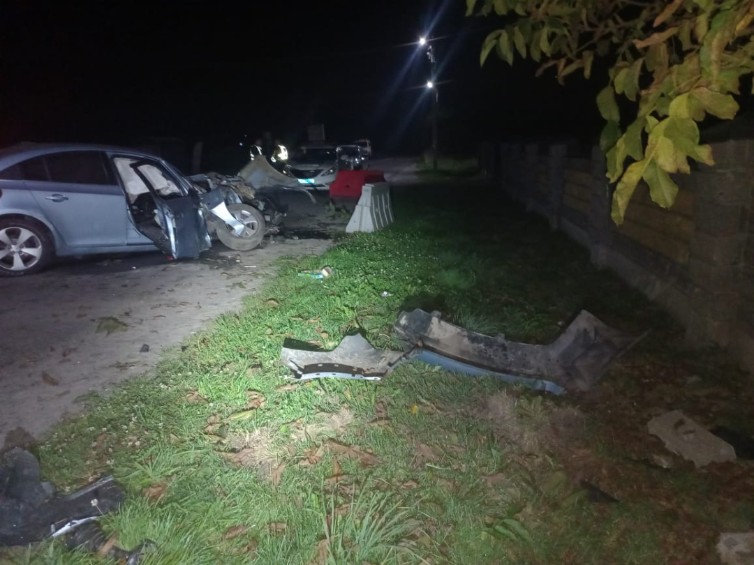 У селі водійка авто влетіла у бетонну огорожу: постраждала ціла сім'я. ФОТО