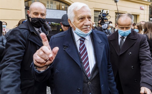 Екс-президента Чехії оштрафували за маску на підборідді