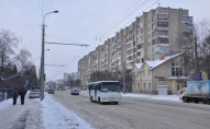 Лучани із п'яти будинків на Грушевського скаржаться на розбиті двори: роками без ремонту. ФОТО