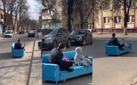 На заході України чоловік їздить вулицями міста на дивані