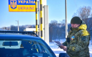 На кордоні працівники ТЦК вручають українцям повістки