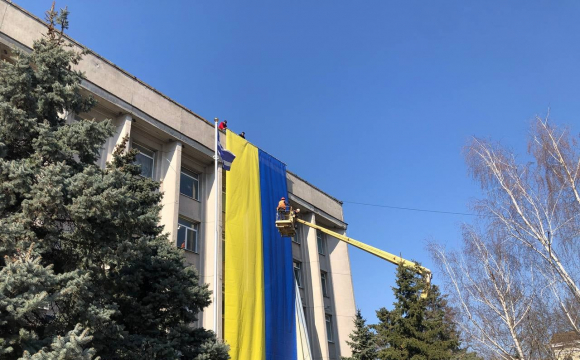 На будівлі міськради в Херсоні знову вивісили прапор України. ФОТО