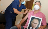 Мер міста в Аргентині вакцинувався з портретом Путіна. ФОТО