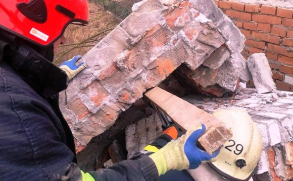 На Львівщині стіна будівлі впала на робітника, він загинув