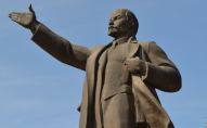 У Генічеську військові рф встановлюють пам'ятник Леніну. ФОТО