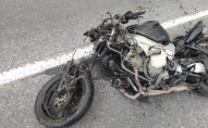 На автодорозі мотоцикліст загинув після зіткнення з бетонним водостоком