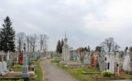 У Волинській області водій фури не впорався з керуванням та заїхав на кладовище. ФОТО
