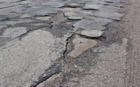 Мешканці Зміїнця просять відремонтувати дорогу, що веде до школи. ФОТО