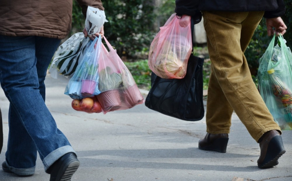 В Україні заборонили певні види пластикових пакетів: українців штрафуватимуть