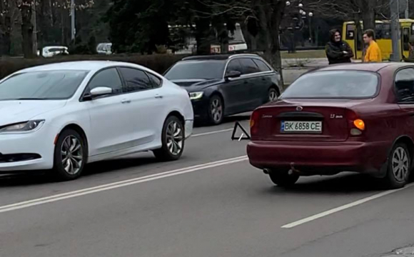 Дарій Зажицький на білому Chrysler потрапив у ДТП у Луцьку, – очевидці. ФОТО