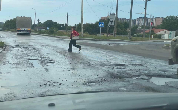 «Влади в місті немає»: лучани обурені якістю дороги на перехресті Карпенка-Карого та Задворецької. ФОТО