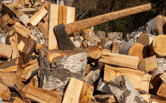 В Україні взлетіли ціни на дрова під час опалювального сезону