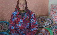 89-річна волинянка плете барвисті «кружечки-килимки»