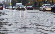 У Луцьку через сильний дощ затопило вулицю