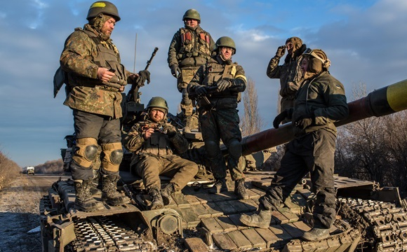 На Донбасі обстріляли українських військових