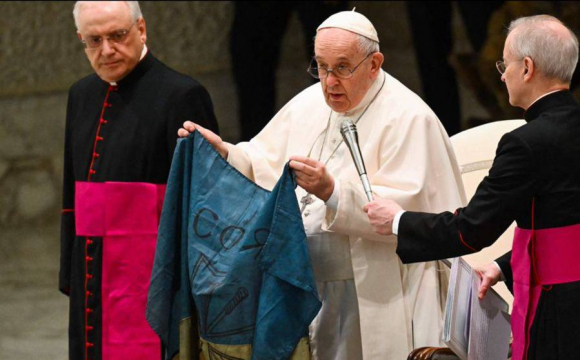 Папа Римський поцілував прапор, який йому доставили з Бучі. ФОТО