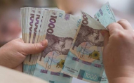 Українці масово знімають гроші з рахунків у банках: що відбувається