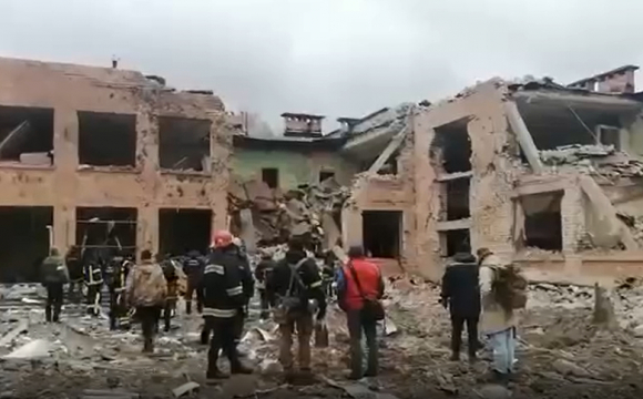 Окупанти розбомбили дві школи у Чернігові: під завалами виявили 9 загиблих. ВІДЕО