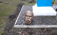 Пам'ятнику Шевченку відрізали голову