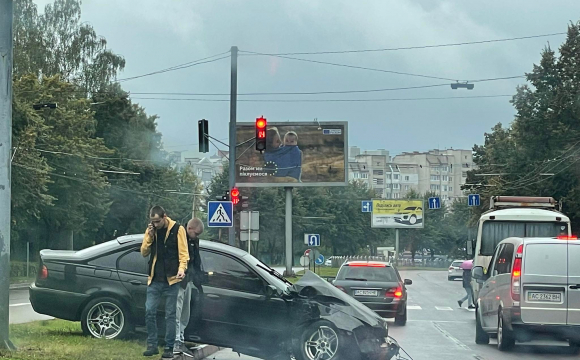  У Луцьку аварія: БМВ злетіло з дороги. ФОТО