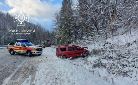 На заході України зіткнулись легковик та вантажівка: є загиблий