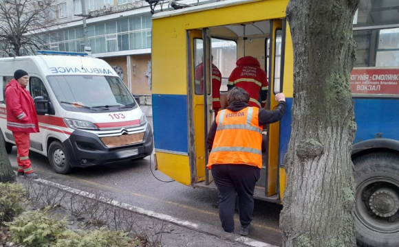 У міському тролейбусі помер чоловік