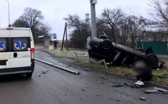 Авто злетіло з дороги і перекинулось: смертельна ДТП на Рівненщині
