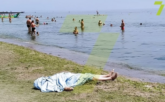 На пляжі в Одесі люди пів дня відпочивали поруч з тілом потопельника. ВІДЕО