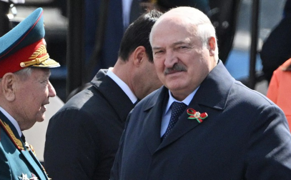 Лукашенку стало погано на параді в москві: що сталося. ВІДЕО