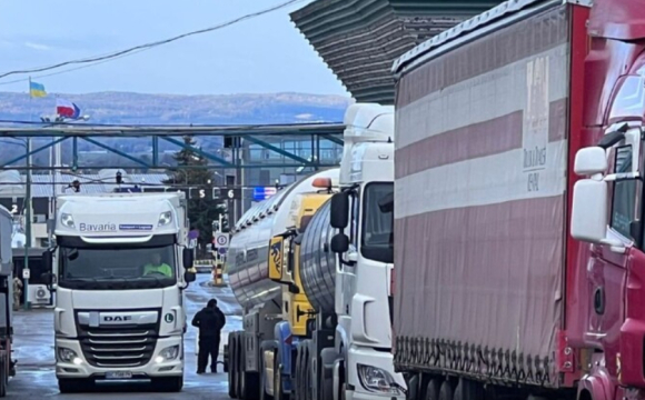 На волинському пункті пропуску польські фермери висипають зерно з українських вантажівок 