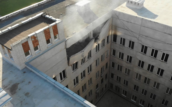 Росіяни обстріляли лікарню та будинки в Харкові, травмовано чоловіка. ФОТО