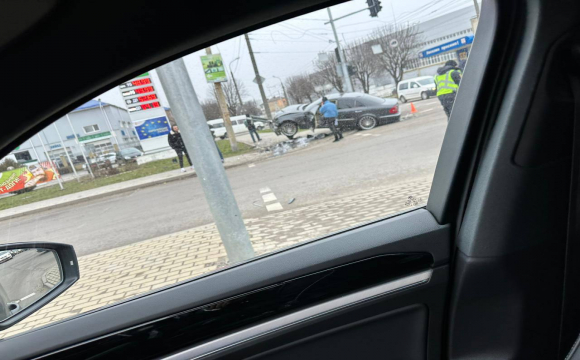 Аварія у Луцьку: водій авто в’їхав у стовп