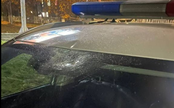 Інвалід з психічними розладами: на Волині чоловік кинув камінь у поліцейське авто. ФОТО